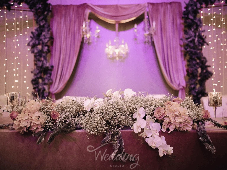 Сватбена декорация за маса в лилаво Сватбена агенция Алегрия