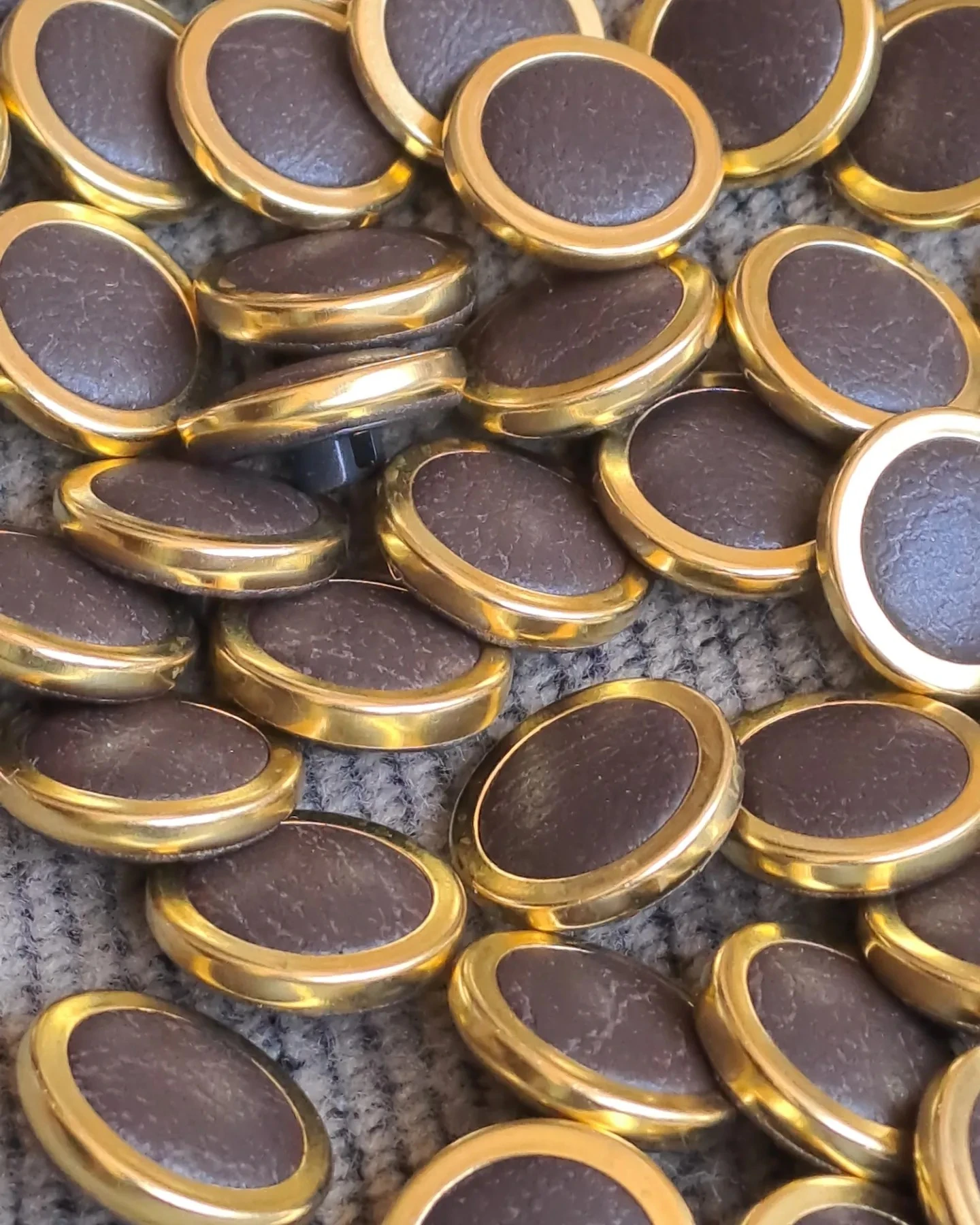 16-gold3-1744665222448.jpg