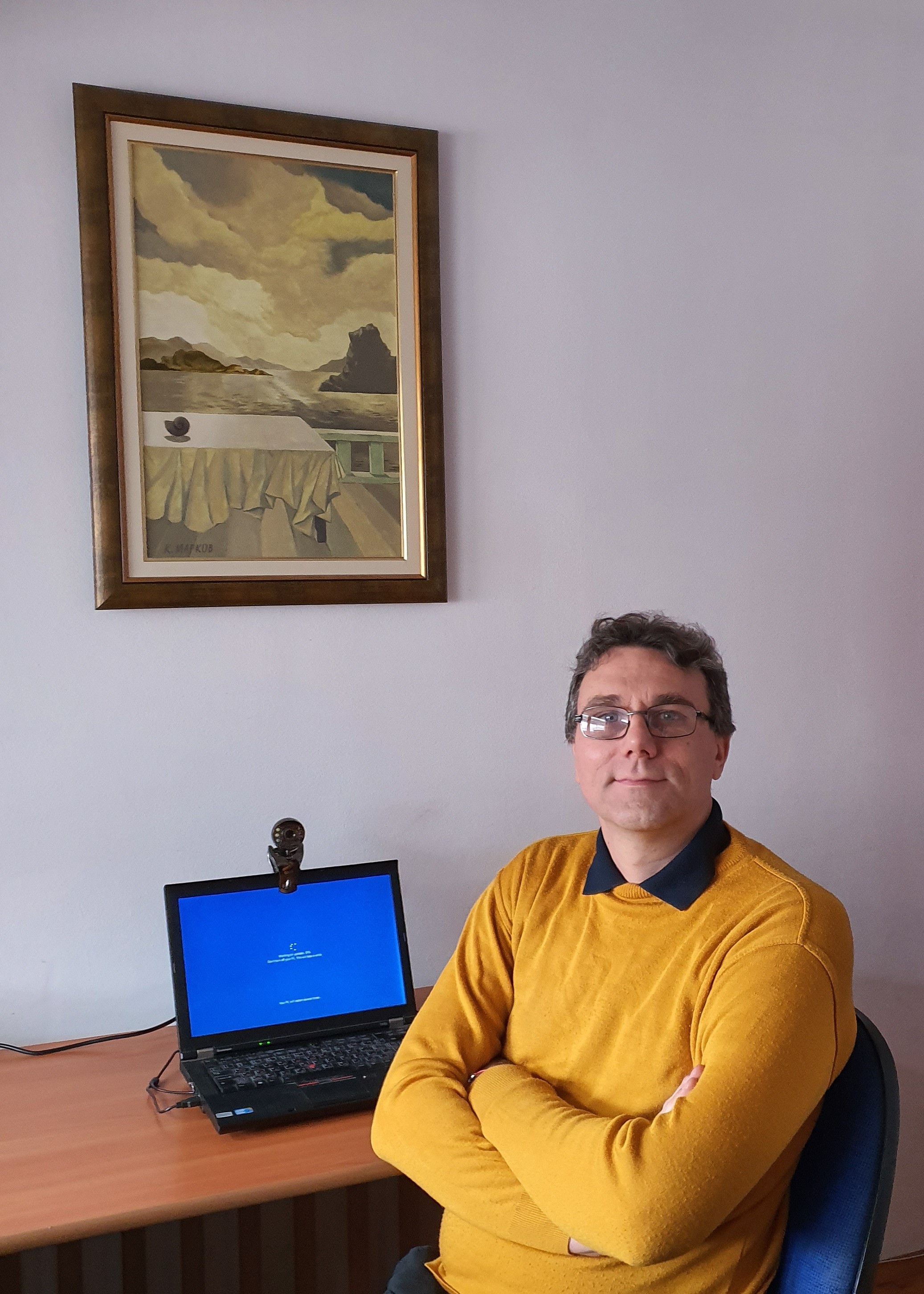 Млад мъж на име Константин Марков е пред компютър, след онлайн консултация с кандидат-студенти за ВУЗ