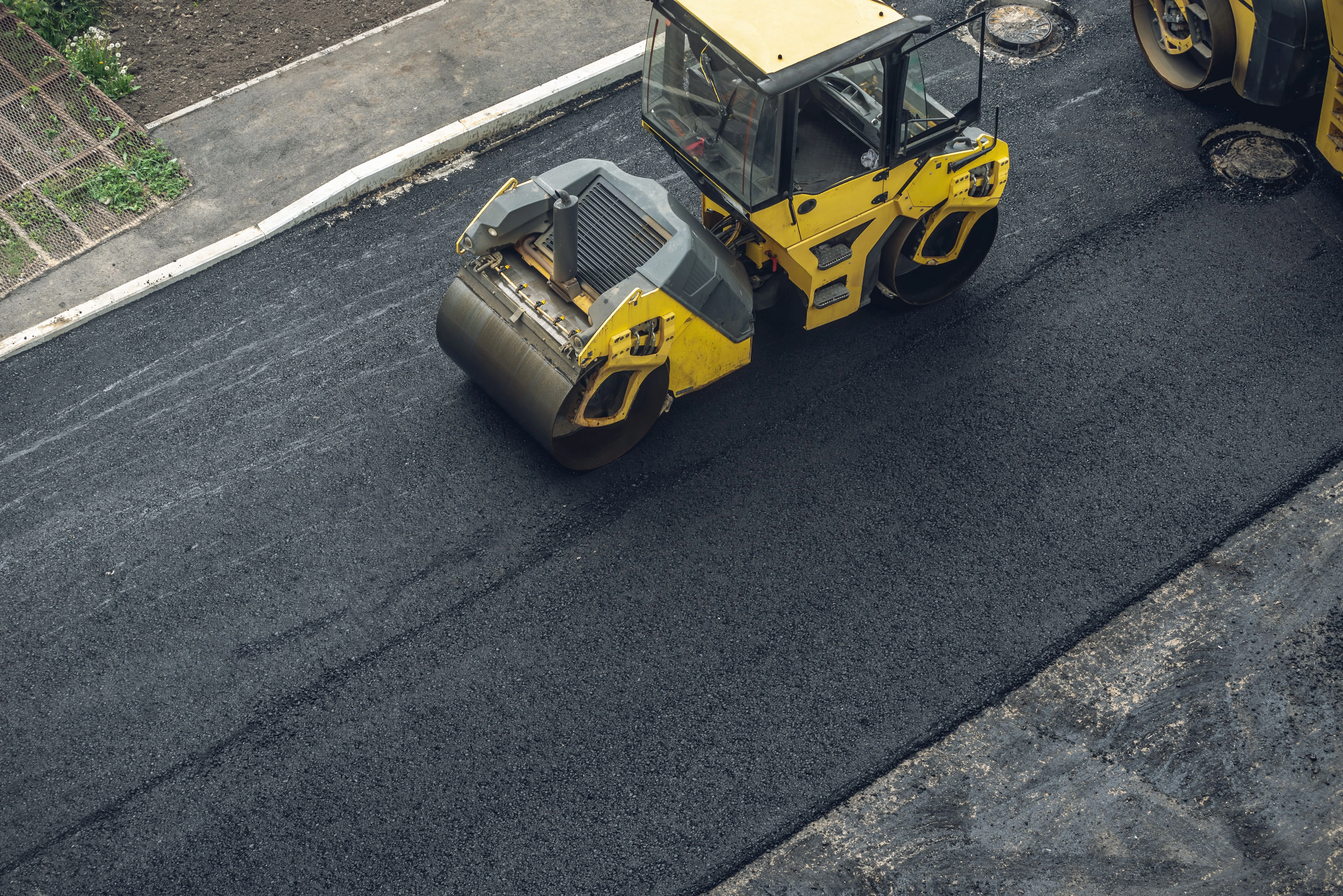 9-workers-lay-new-asphalt-coating-using-hot-bitumen-work-heavy-machinery-paver-top-17689194773562.jpg