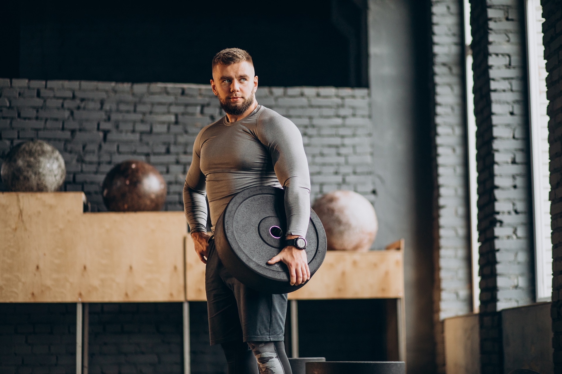 80-3handsome-strong-man-exercising-gym.jpg