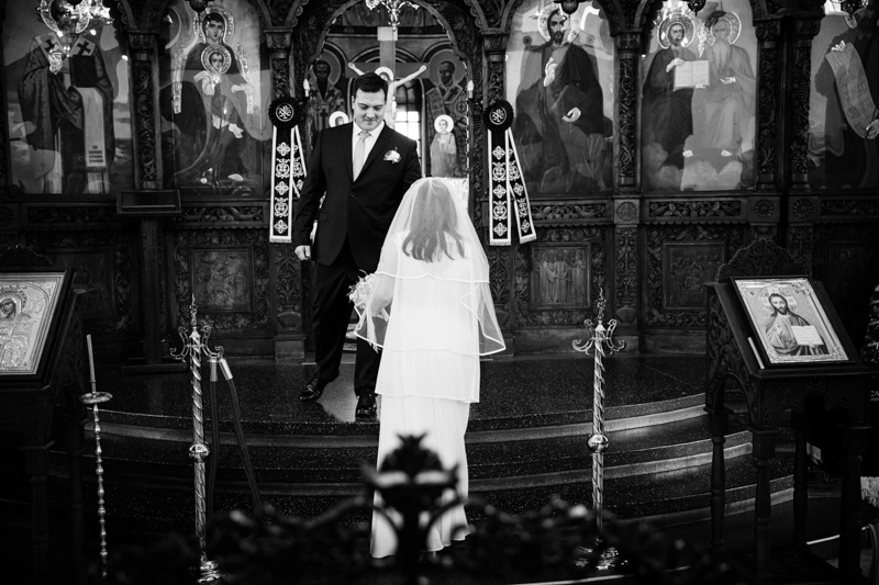 Младоженец подава ръка на булката Младоженец подава ръка на булката - сватбен фотограф