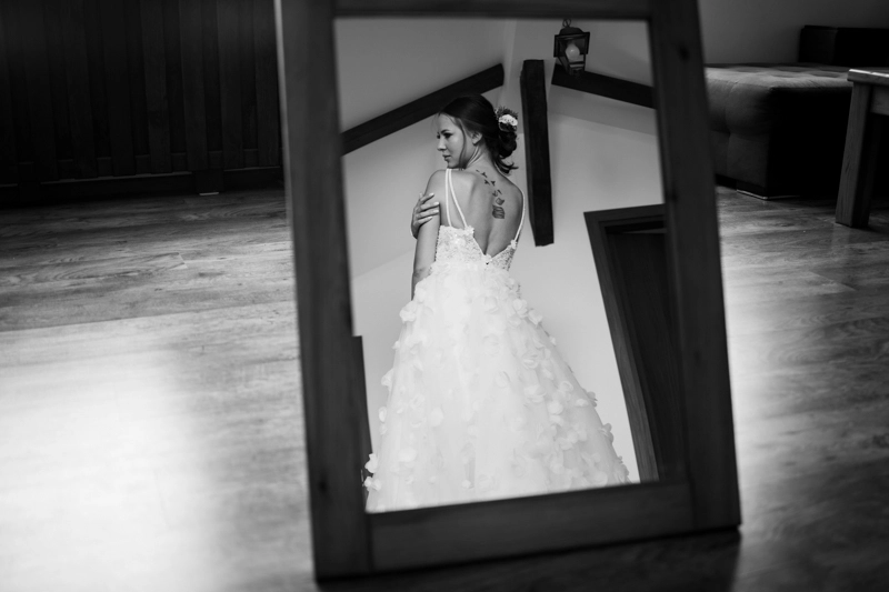 Артистична снимка на булката в сватбения ден Артистична снимка на булката в сватбения ден - сватбен фотограф