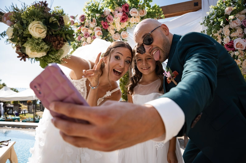 Младоженец и булка се снимат с дете Младоженец и булка се снимат с дете - Бахов Стидио