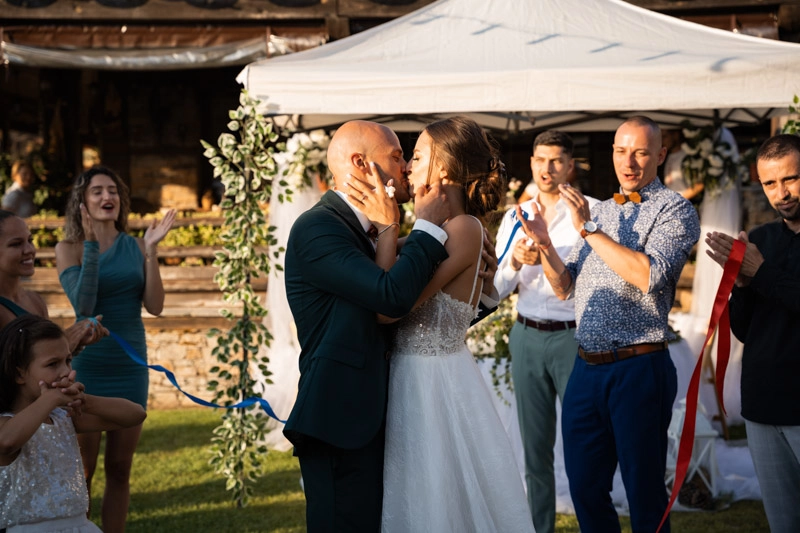 Първа целувка на сватба Първа целувка на сватба - сватбен фотограф