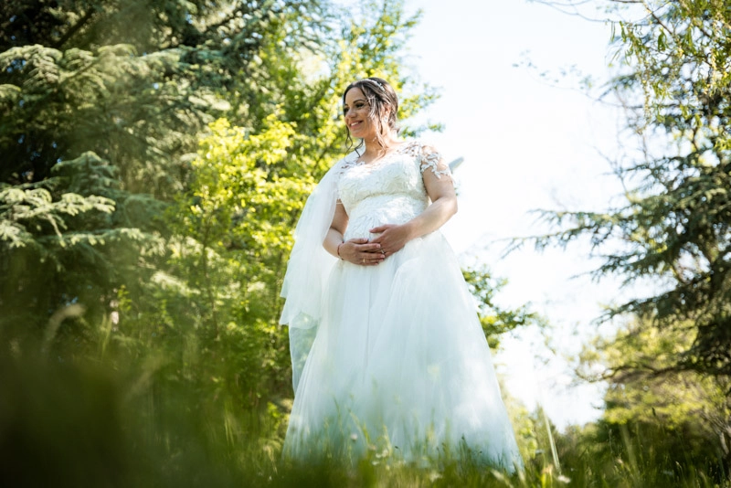 Красива булка в кадър на поляната Красива булка в кадър на поляната - Бето Бахов