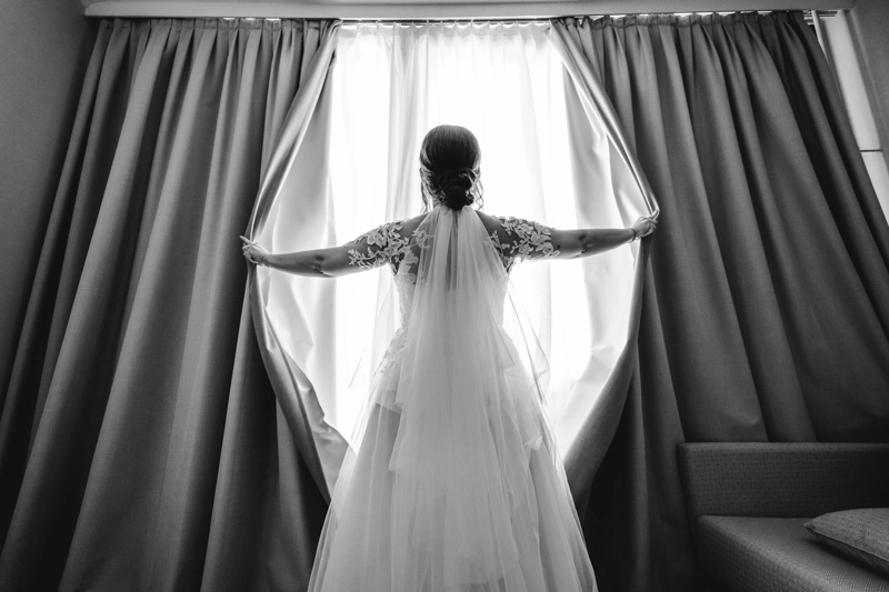 Фотосесия на булката в стаята Фотосесия на булката в стаята - сватбен фотограф