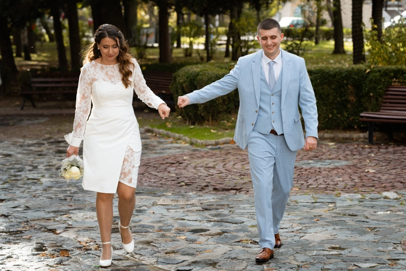 Сватбарите вървят към църквата Сватбарите вървят към църквата - Бахов Стидио