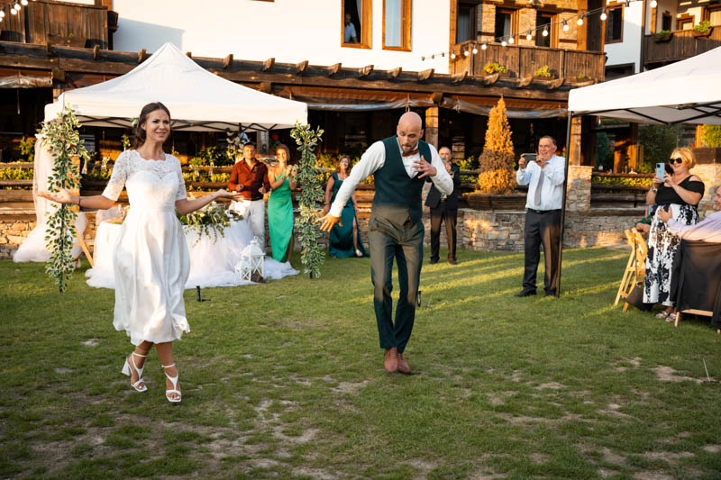 Първи сватбен танц на младата двойка Първи сватбен танц на младата двойка - Бето Бахов фотографа