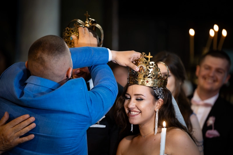 Размяна на корони по време на сватба Размяна на корони по време на сватба - сватбена фотография от Бето Бахов
