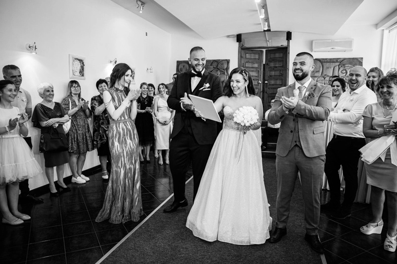 Връчване на брачен сертификат Връчване на брачен сертификат - Бето Бахов фотограф