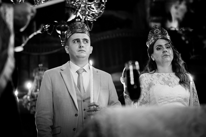 Младоженци по време на църковен ритуал Младоженци по време на църковен ритуал - Бето Бахов фотограф