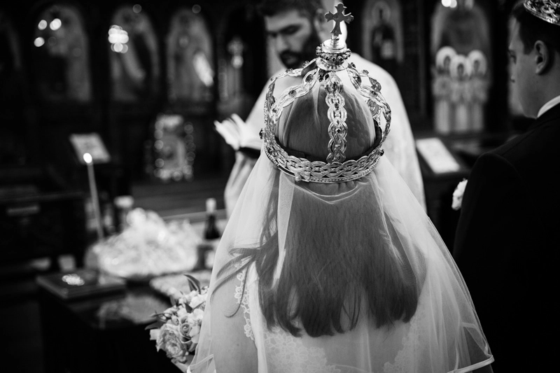 Булката в църквата с корона Булката в църквата с корона - Бето Бахов фотограф