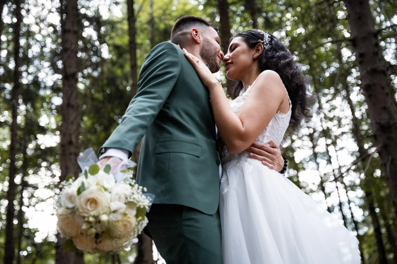 Любовна снимка на младоженци Любовна снимка на младоженци - сватбено заснемане