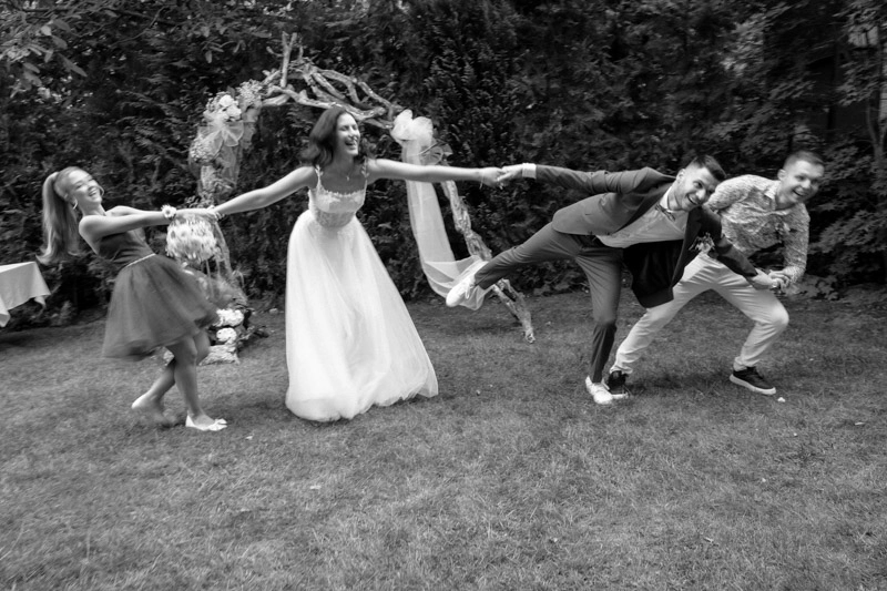 Забавна сватбена фотосесия Забавна сватбена фотосесия - сватбено заснемане