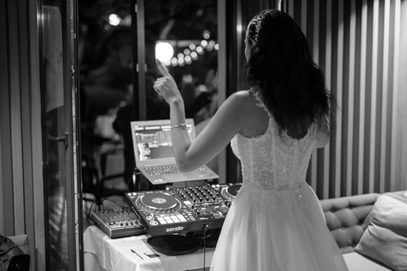 Булката диджей Булката диджей - сватбено фото заснемане