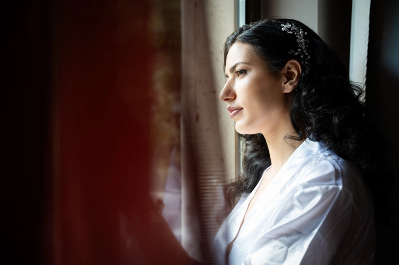 Фотосесия на булка до прозорец Фотосесия на булка до прозорец - сватбена фотография