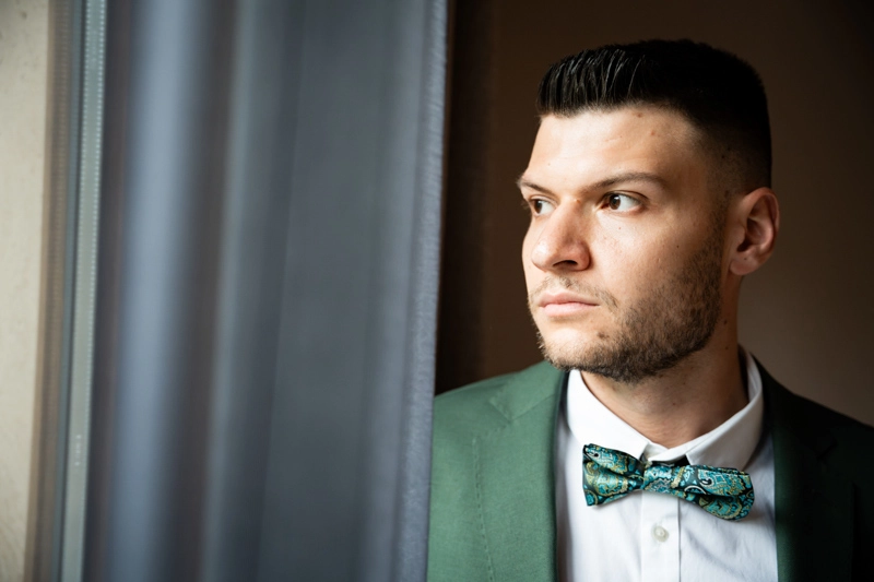 Фотосесия на младоженец до прозорец Фотосесия на младоженец до прозорец - сватбена фотография