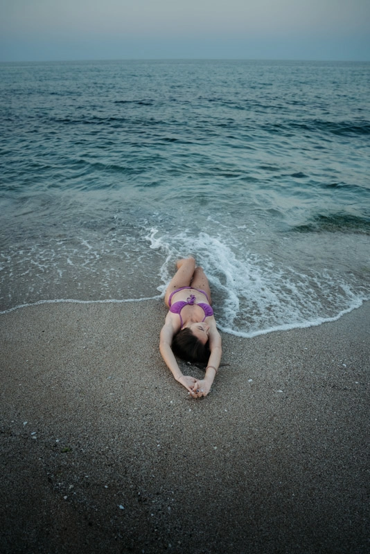 Модел позира за еротична фотосесия Модел позира за еротична фотосесия - Портретен фотограф