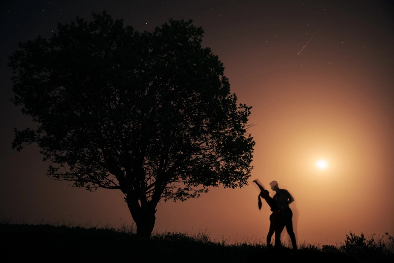 Нощна креативна фотосесия с луна Нощна креативна фотосесия с луна - фотограф за портретна фотосесия