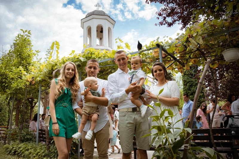 Щастливи родители с бебето в деня на кръщенето Щастливи родители с бебето в деня на кръщенето - Бето Бахов студио