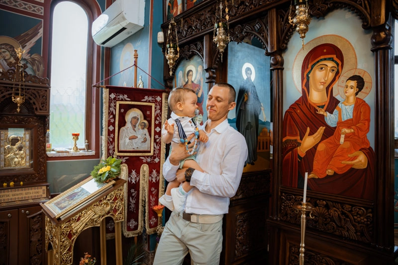 Бето Бахов студио Бето Бахов студио - Бебето и баща му пред олтара