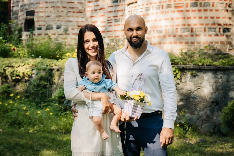 Снимка на младото семейство преди влизане в църквата Фотограф за кръщене на бебе - снимка на младото семейство преди влизане в църквата