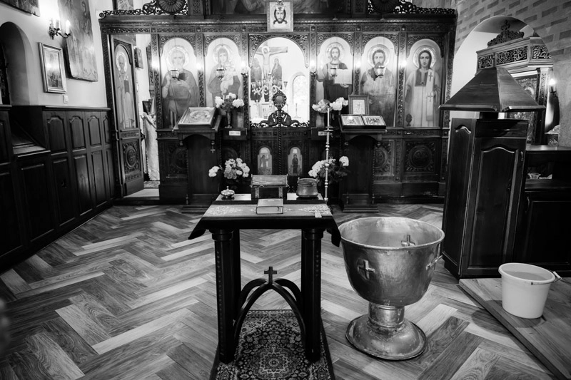 Черно-бял кадър на черквата вътре Фотограф за кръщене на бебе - черно-бял кадър на черквата