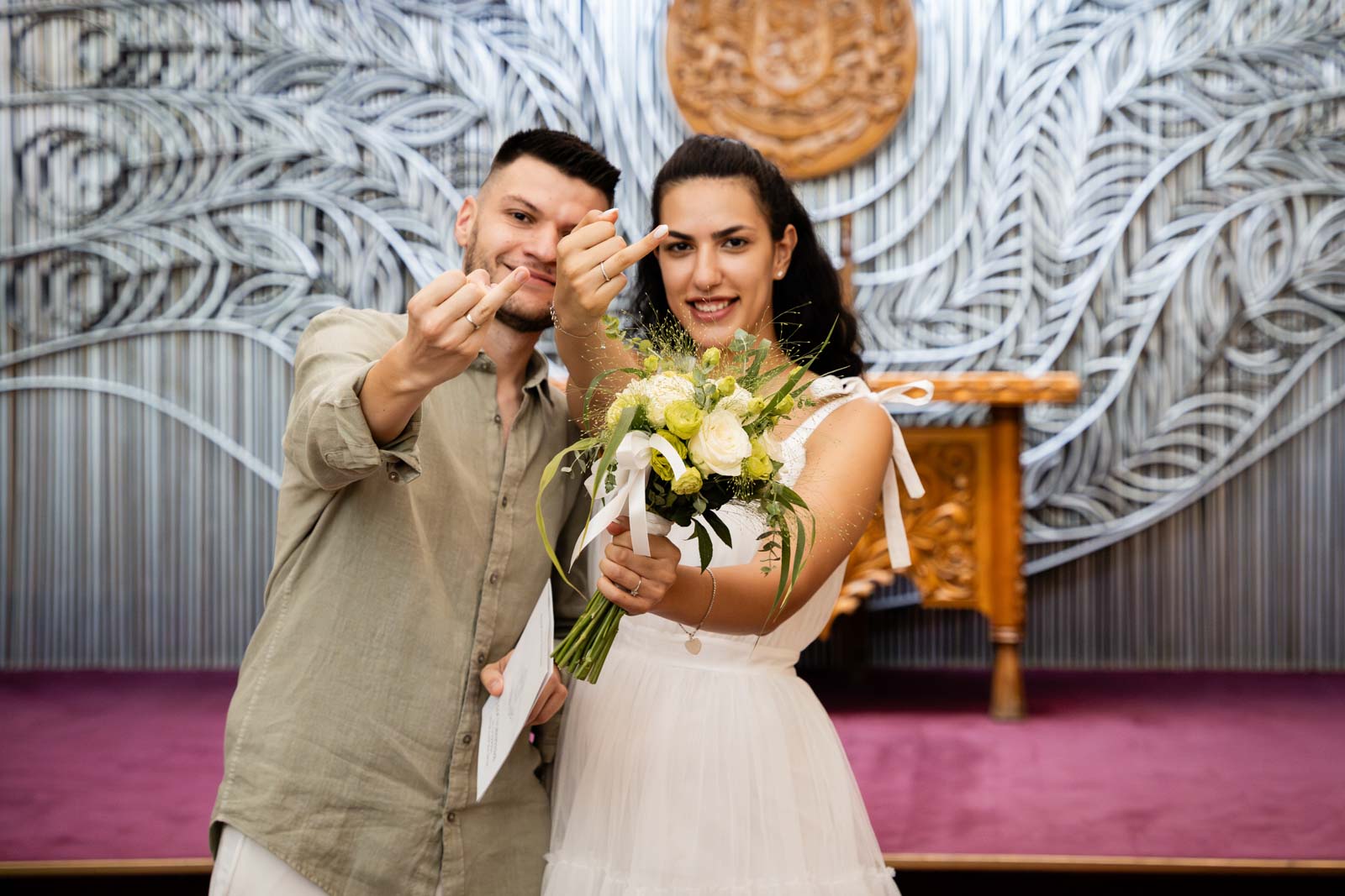 Сватбена галерия - Мартина и Валентин - готина поза с пръстени