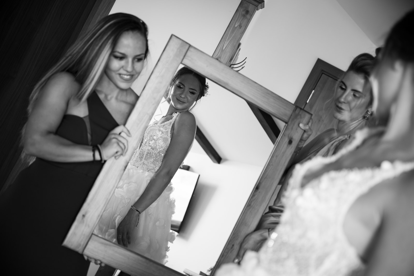 Фотосесия с кумата и шаферката Фотосесия с кумата и шаферката - Бахов студио