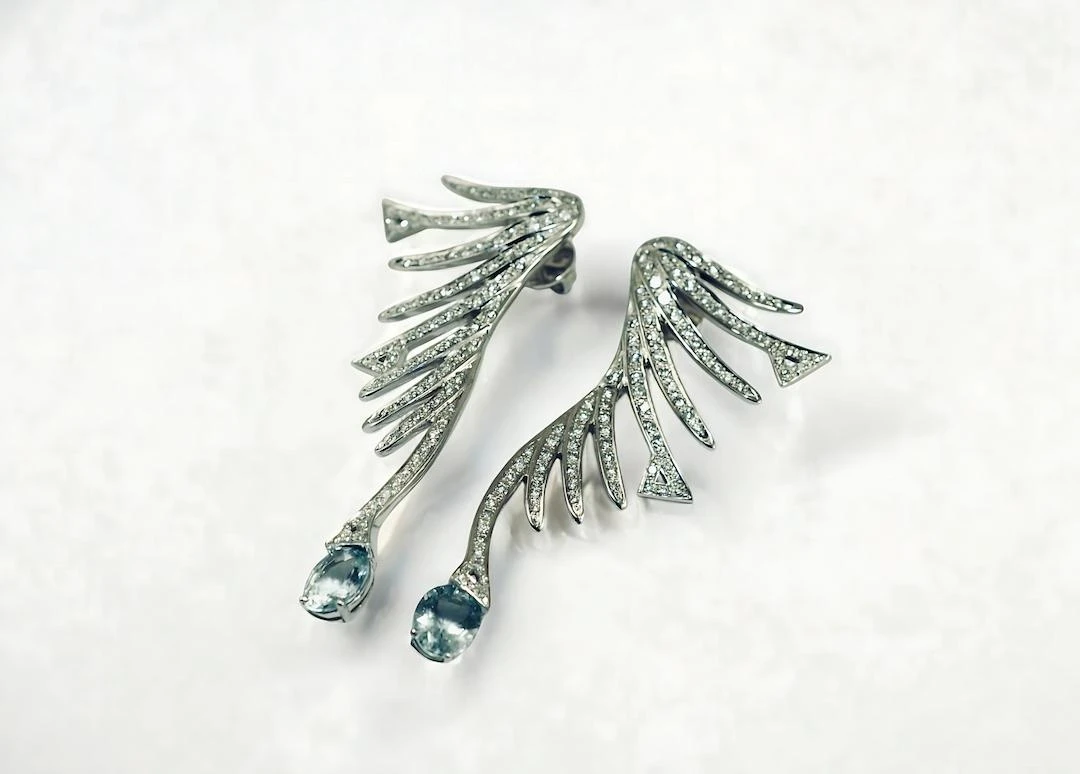 Дамски обеци от 14 карата бяло злато във формата на криле с диаманти и аквамарин оформен като капка - изработка по поръчка