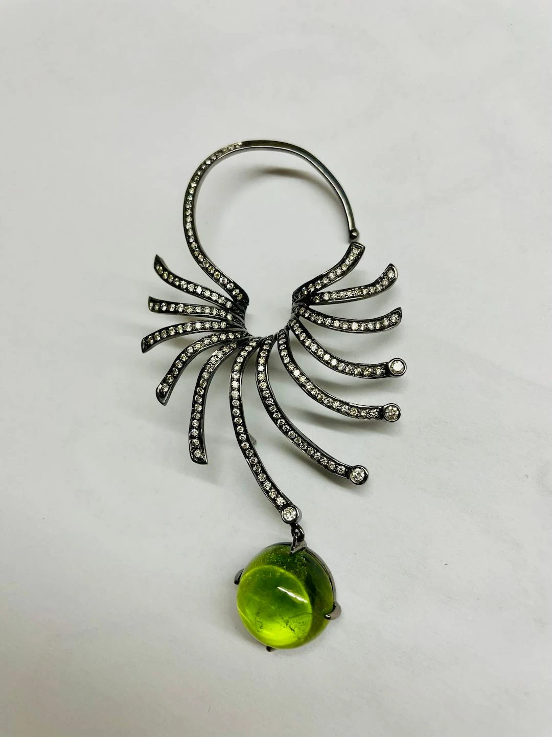 Дамски обеци от 18 карата бяло злато с черно родиево покритие, с диаманти и перидот - ръчна изработка Bimora