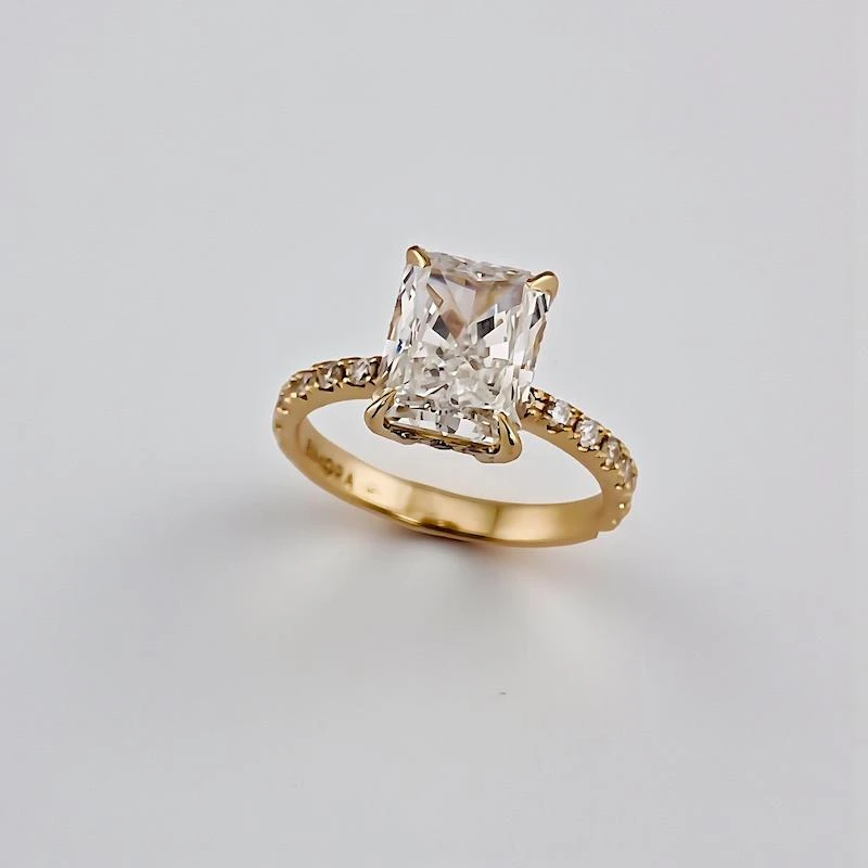 Пръстен по поръчка с диамант radiant cut и жълто злато – уникат от Bimora