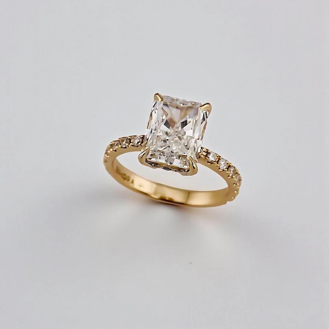 Ръчно изработен пръстен от жълто злато с  диамант – София