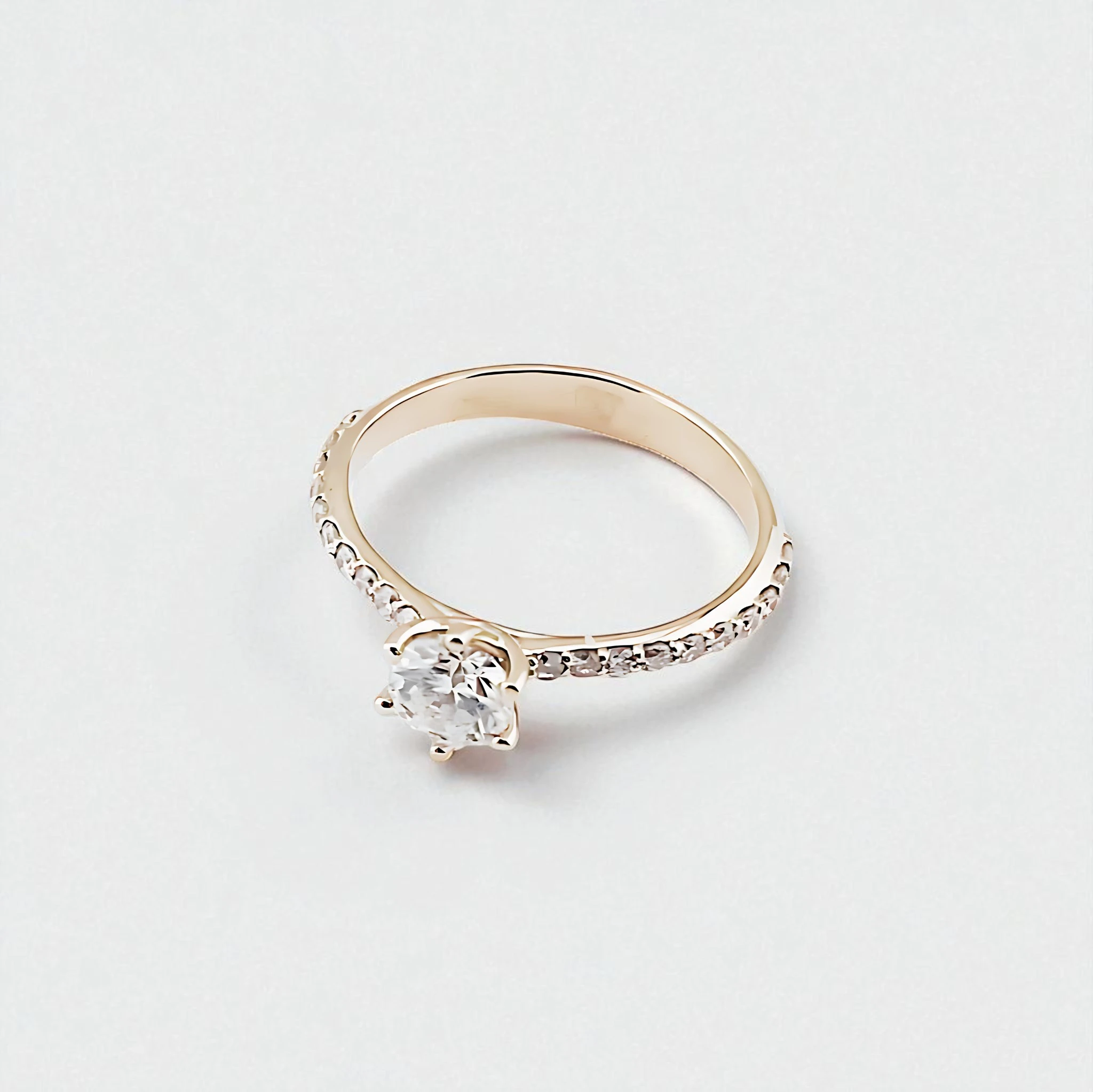 Годежен пръстен по поръчка с един централен диамант  и малки диаманти итстрани на ринга, изработка по поръчка София