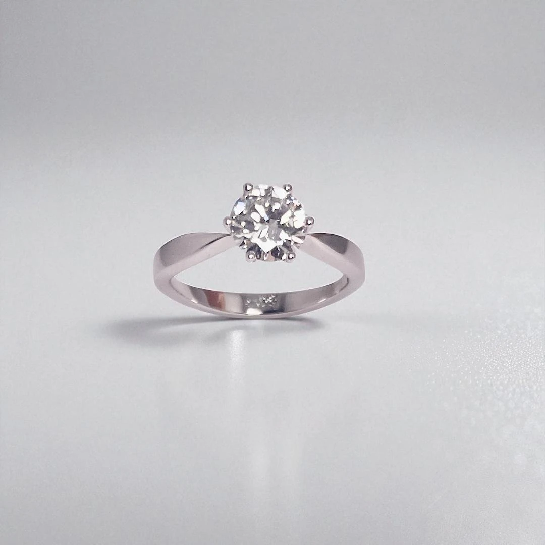 Годежен пръстен по поръчка от бяло злато и един централен голям диамант, изработка Bimora