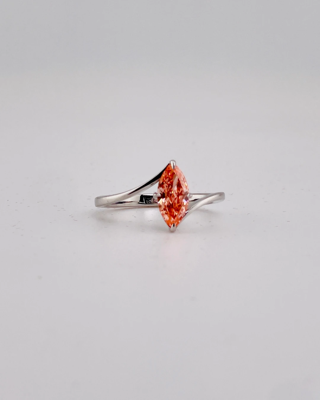 Годежен пръстен с бяло злато и Pinkish Orange lab grown diamond