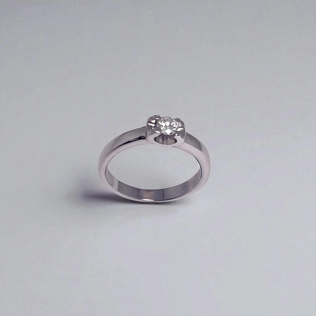 Годежен пръстен от бяло злато с диамант, 14 карата бяло злато, централен кръгъл диамант, Sofia Bimora