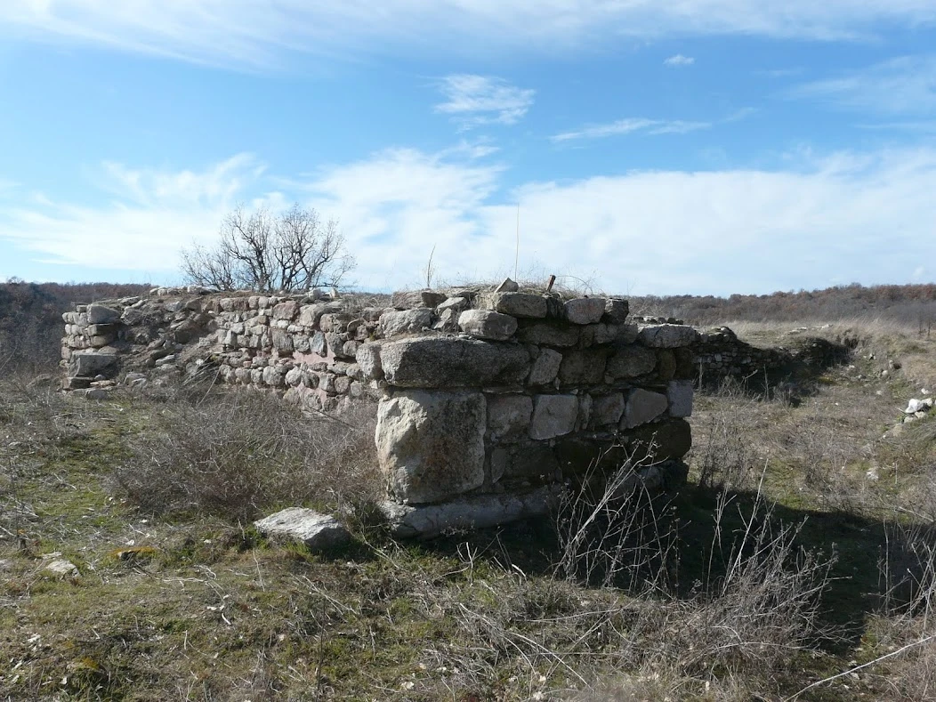 Тракийски гробници край Питион