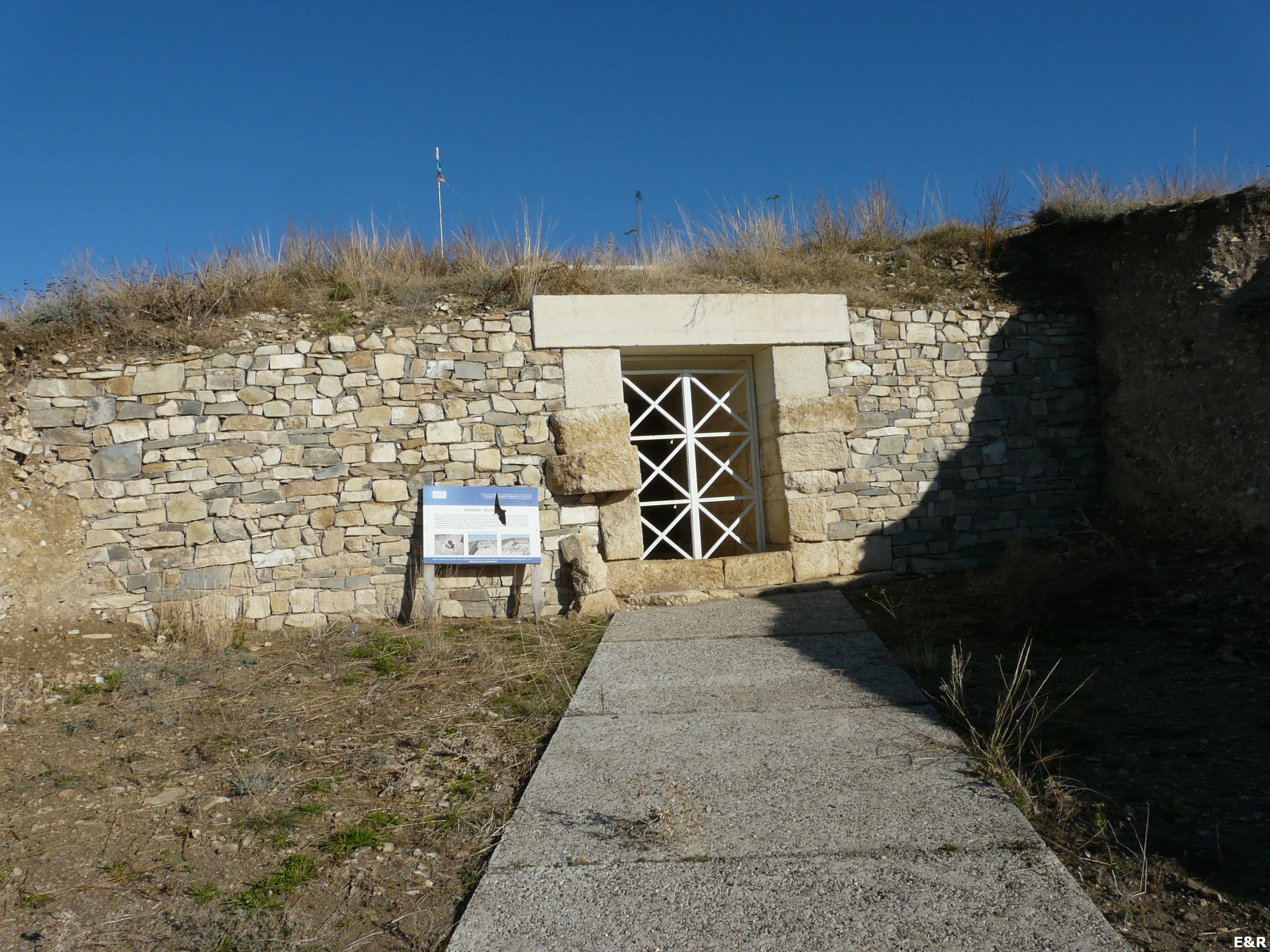 Момина могила- тракийска куполна гробница