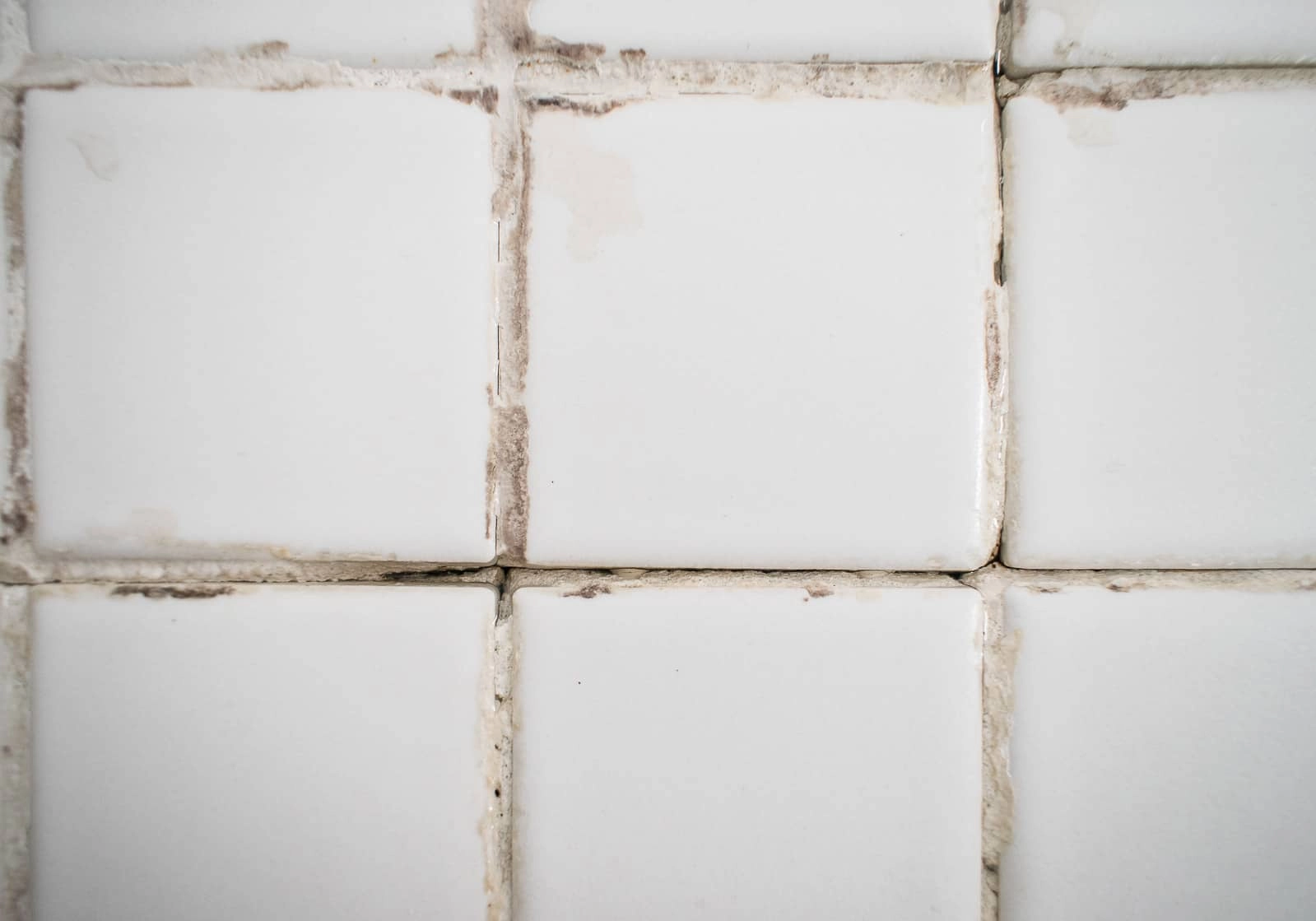 Спукана или паднала фуга в банята – защо да отстраним проблема ВЕДНАГА