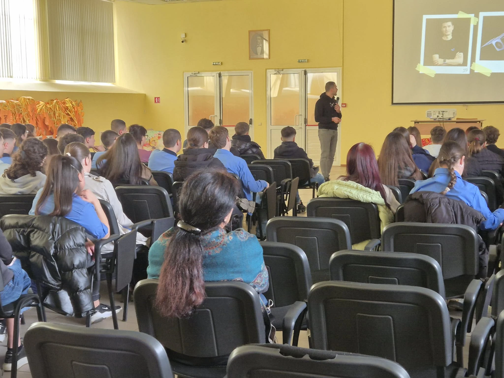 Среща на ученици от СУ "Васил Левски" с Георги Ненов