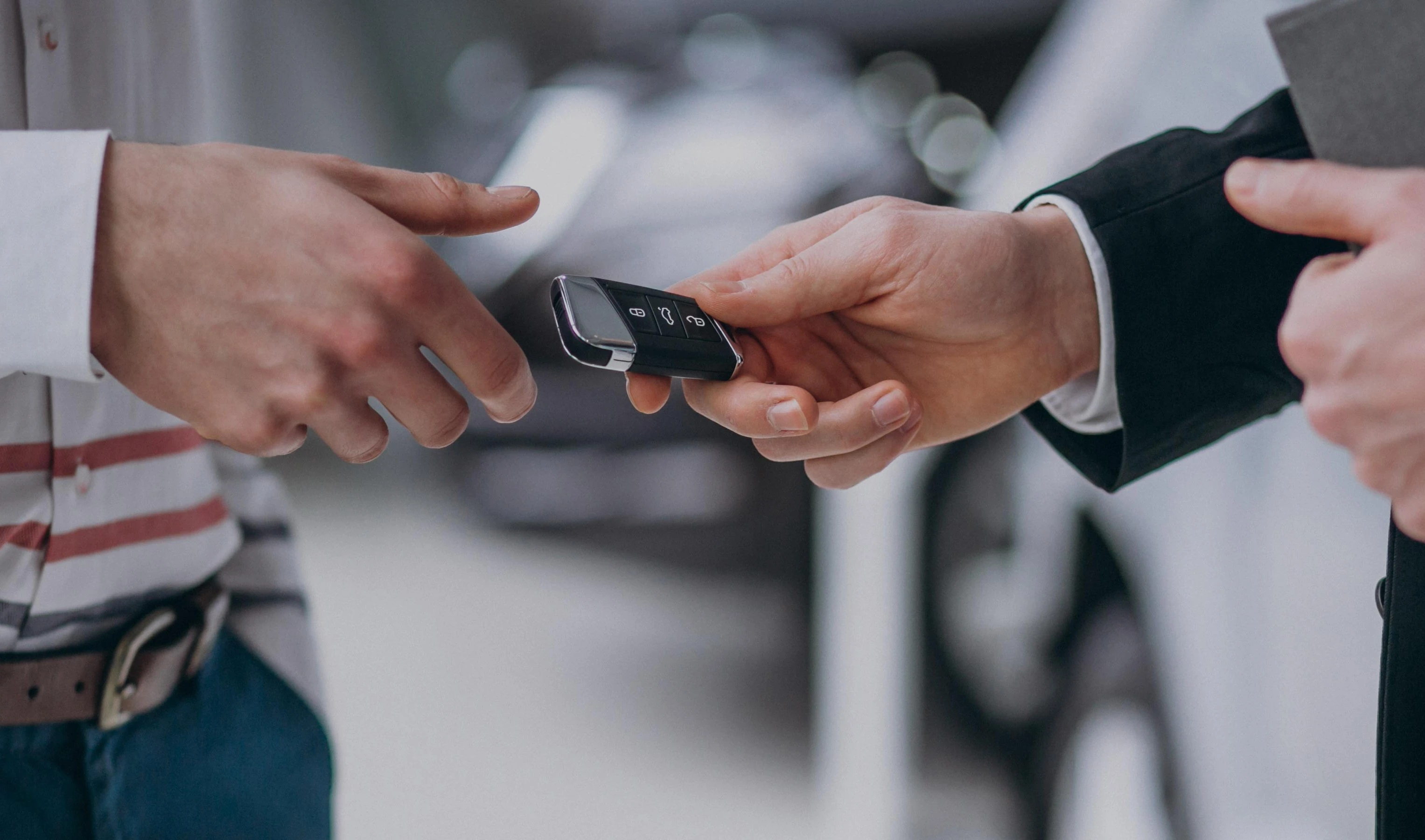 44303054180024-female-hands-close-up-with-car-keys-02.jpg