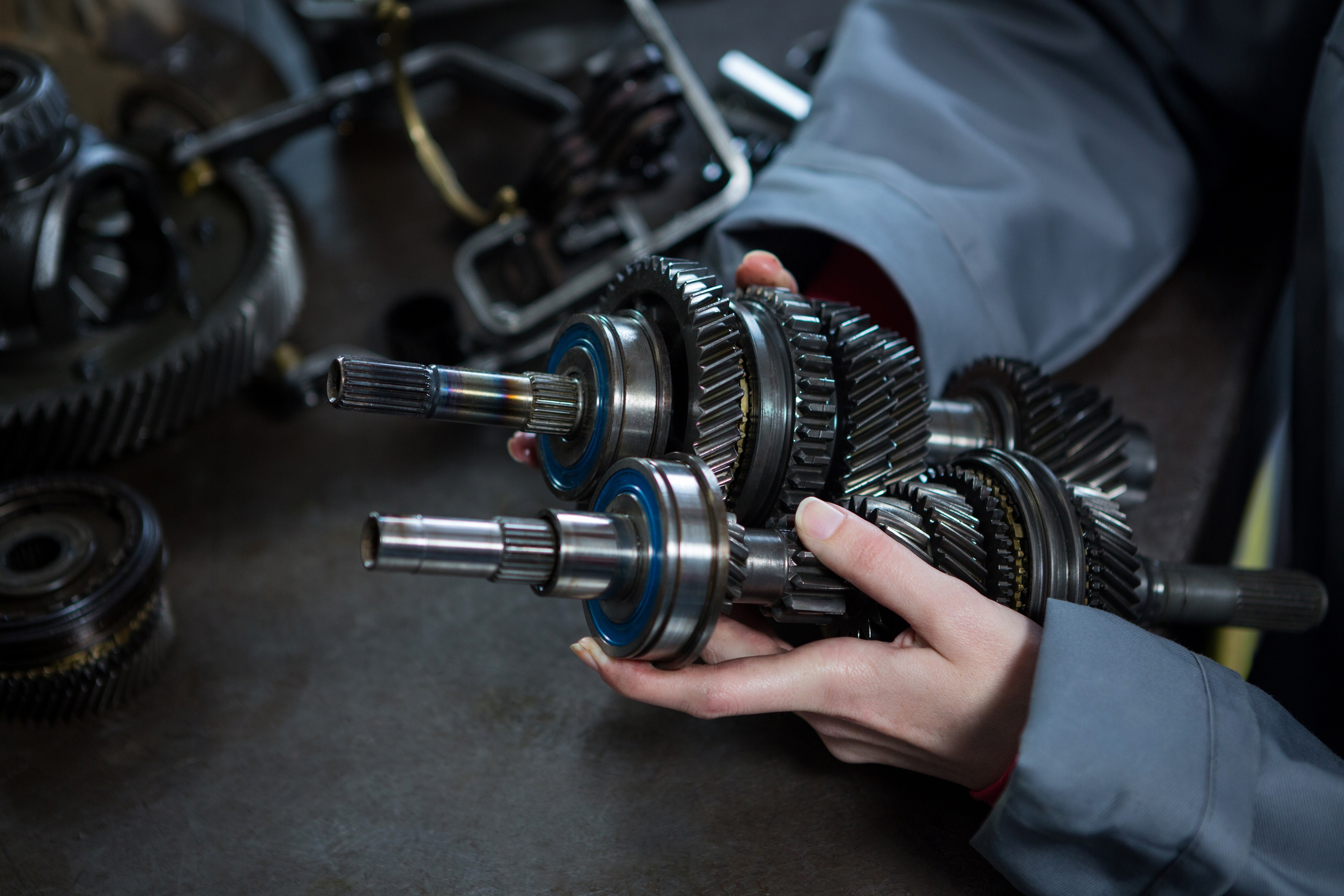 17-female-mechanic-holding-spare-parts-car-1.jpg