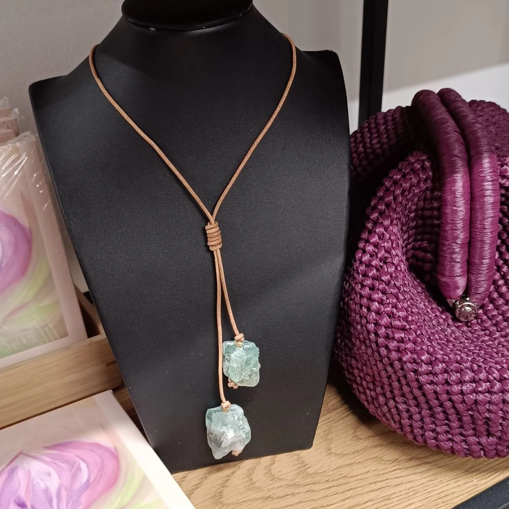 Колие Larimar с флуорит в преливащи цветове за енергиен баланс и хармония.