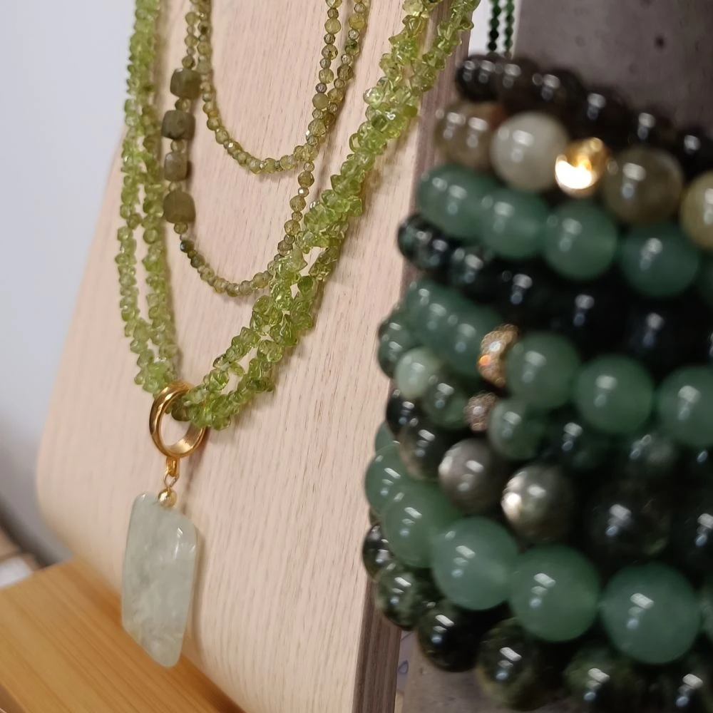 Луксозно колие Larimar с естествени камъни пренит и перидот в нежни зелени нюанси.