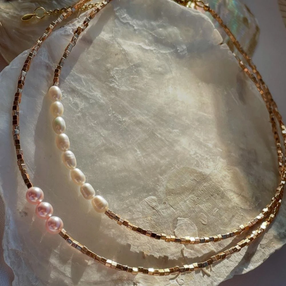 Сет от нежни гривни Larimar с естествени перли за официални поводи или ежедневно излъчване.