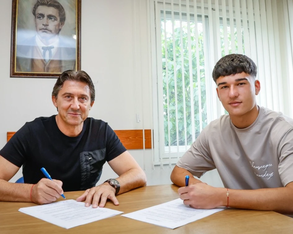 Левски подписа професионални договори с двама юноши