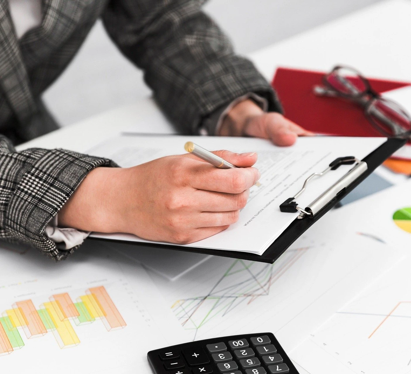 Подписване на документи за разрешение за работа