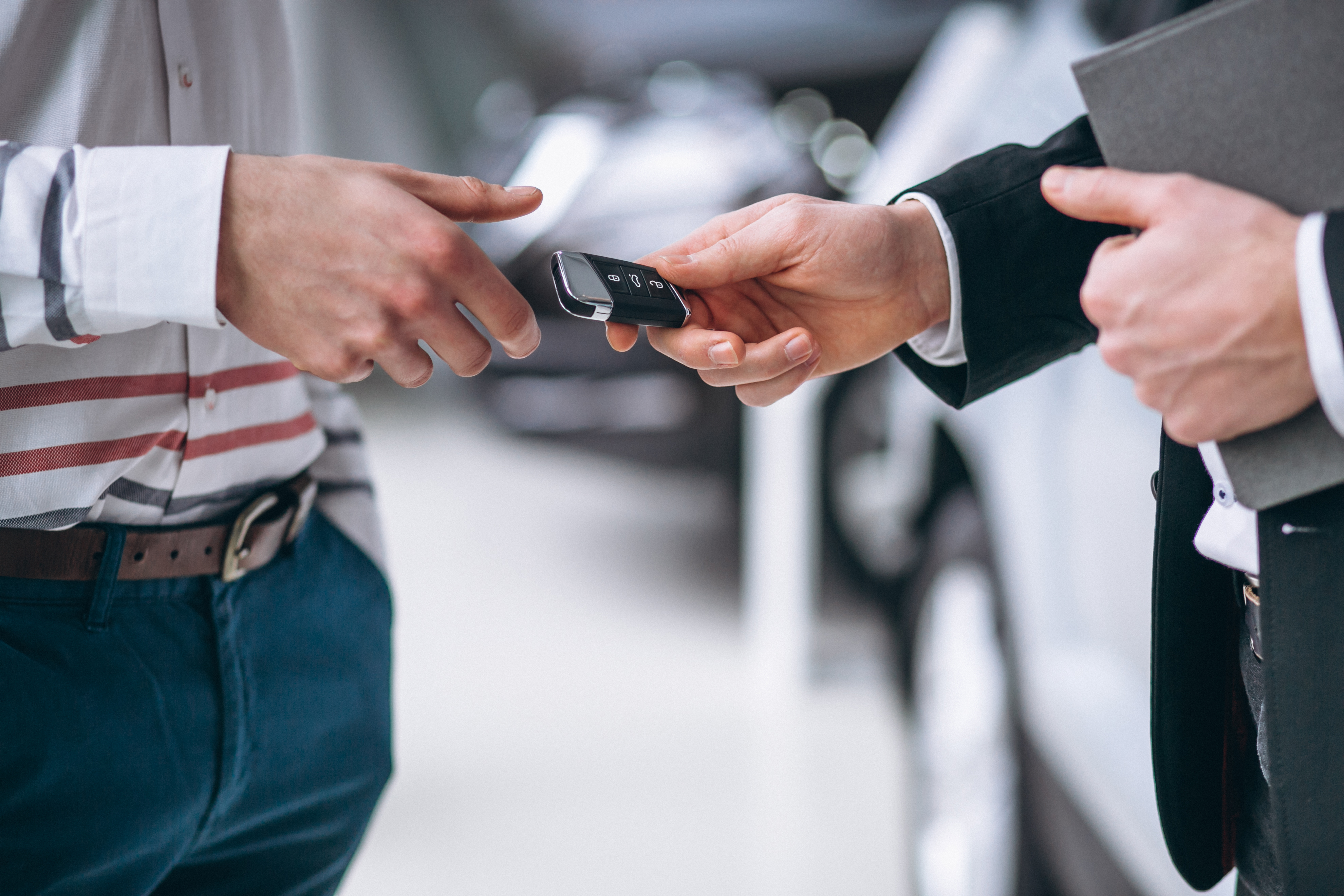 72-female-hands-close-up-with-car-keys-16176942814811.jpg